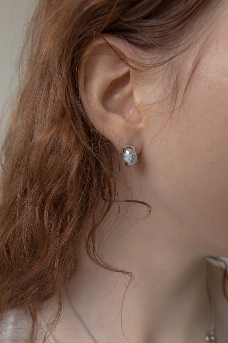 Color point mini curve 'silver' earring (4colors)