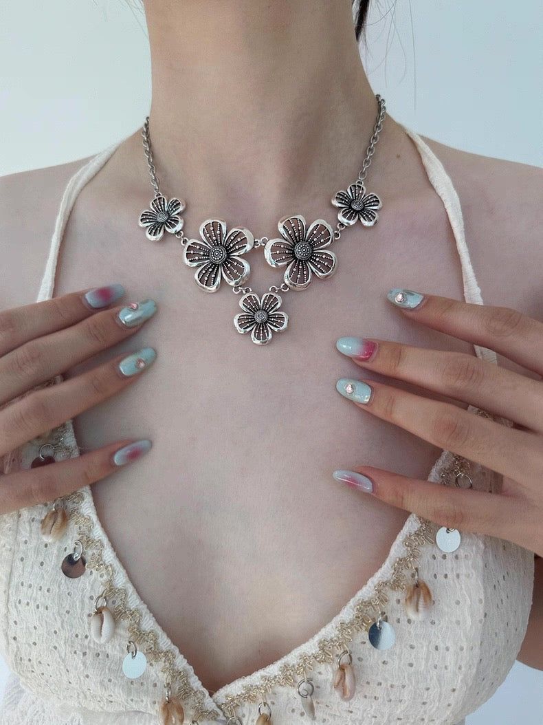 Five flowers necklace