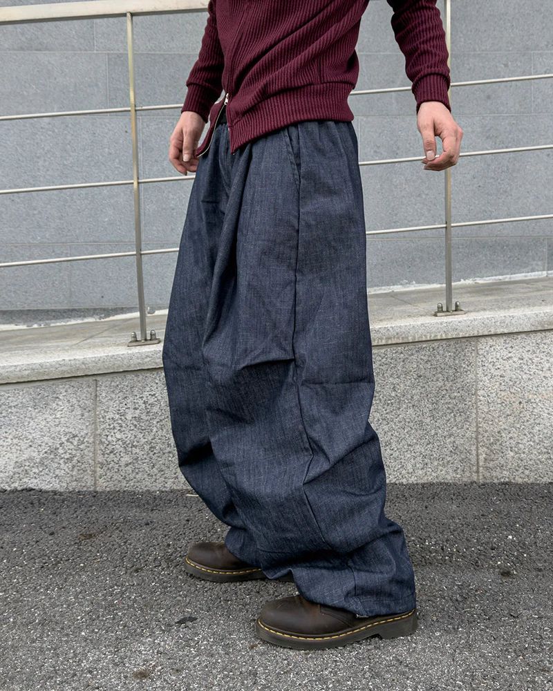 Howt Over Curved Denim Pants