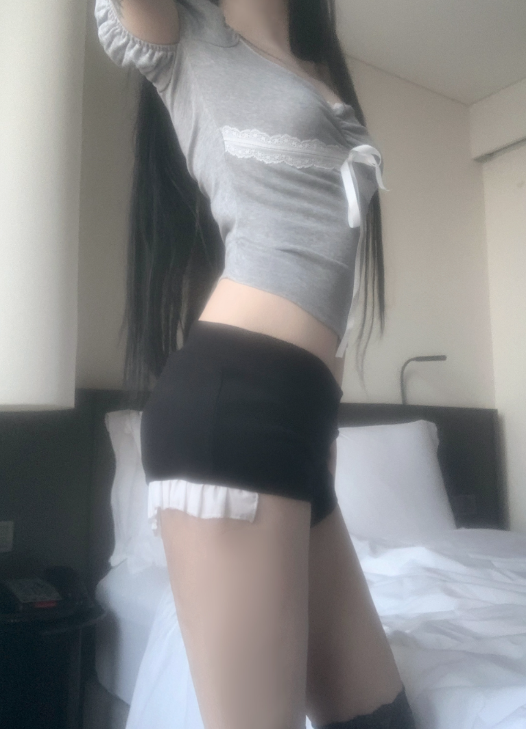 Tinker Lace Low-Rise Shorts (black)