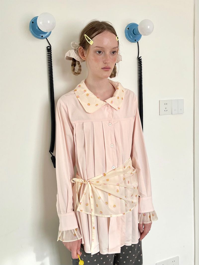 UnsocialNight（アンソーシャルナイト）の「UnsocialNight2025 Autumn New Polka Dot Pleated Stitching Pink Doll Collar Loose Long-sleeved Shirt（Tops）」