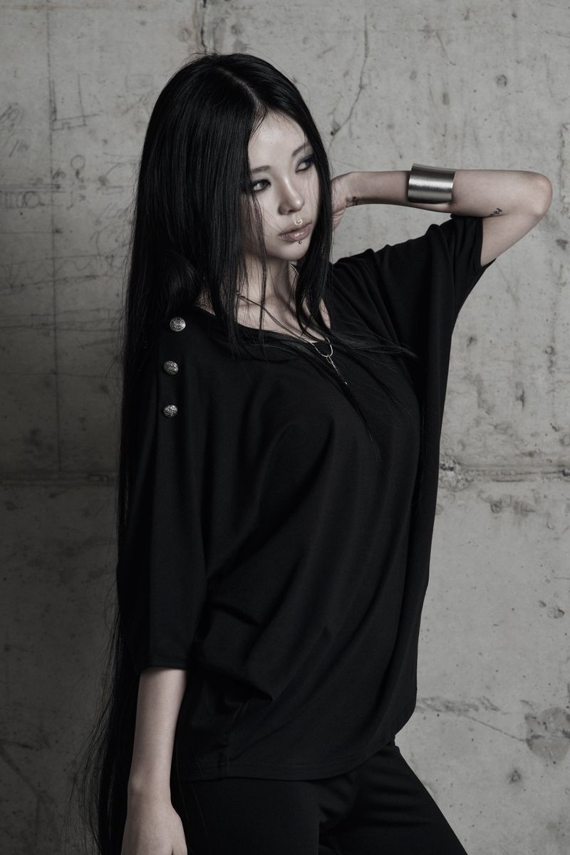 [label] metal button loose drape top BLACK