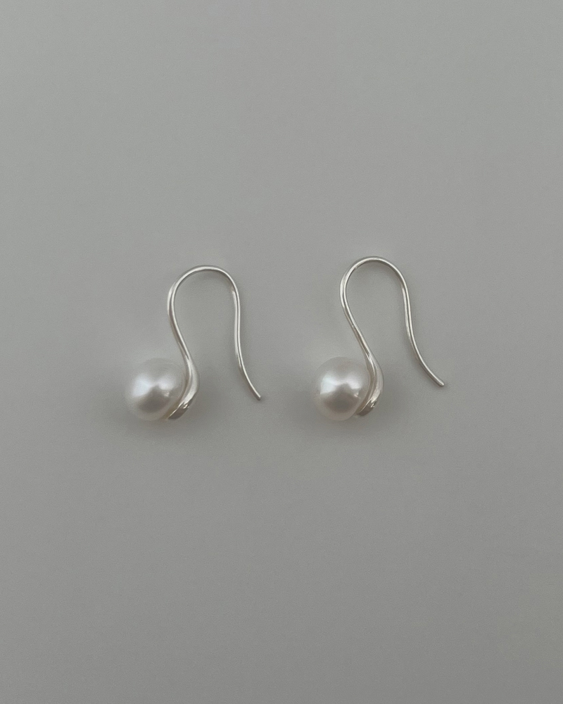 Sunday pearl earring (silver)