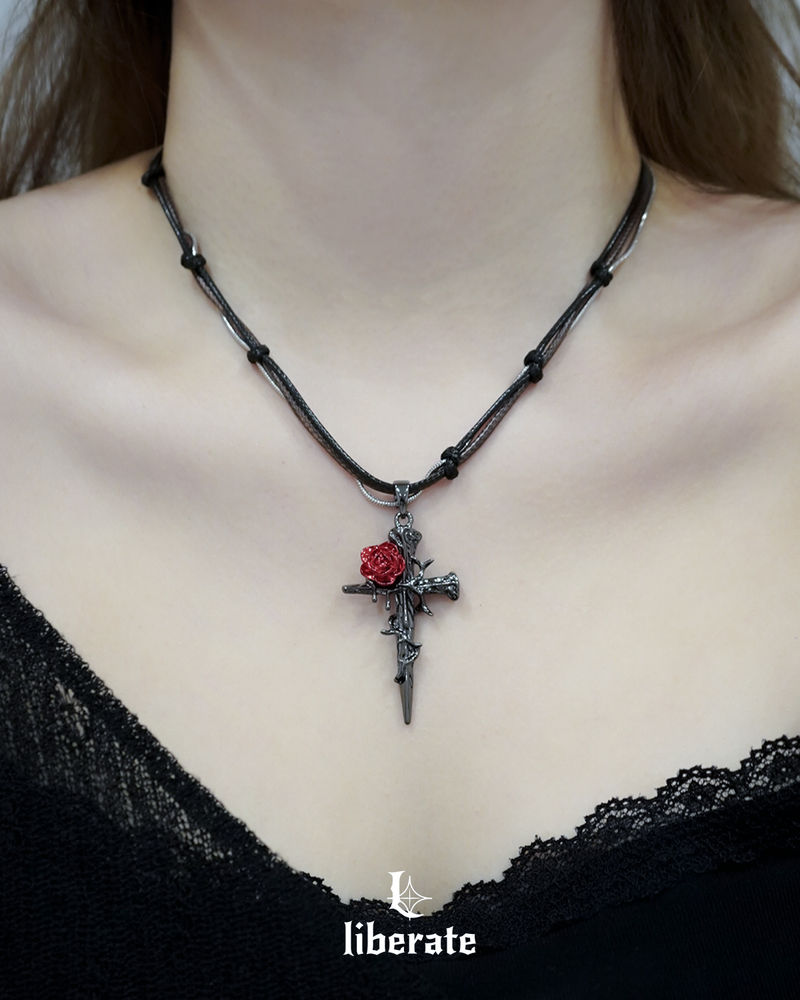 liberate（リベレイト）の「レッドローズストリングネックレス（アクセサリー）」