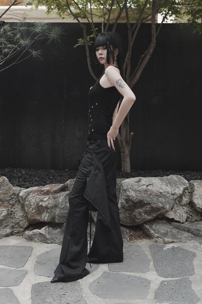 silent symbol eyelet sleeveless (black)