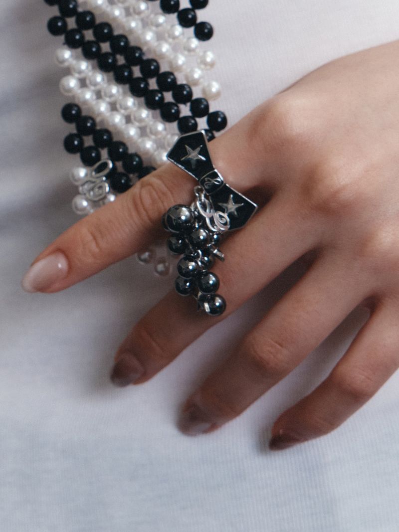 Eireve（エイレブ）の「BOW&GRAPE RING (BLACK)（Accessories）」