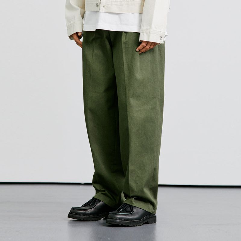 KND（ケイエンド）の「WIDE CURVE FIT TWO TUCK CHINO PANTS KHAKI（Pants）」