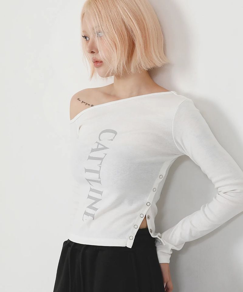 cattline（カトリーヌ）の「ワンショルダー ロゴ スナップ Tシャツ アイボリー（トップス）」