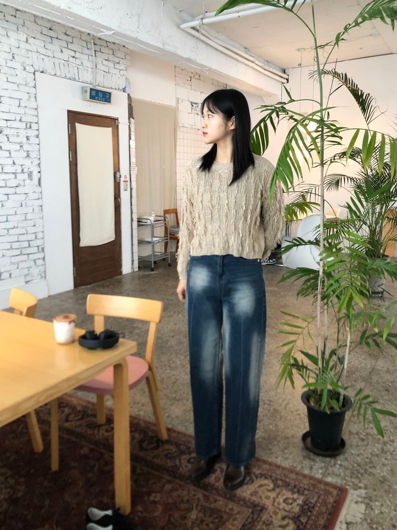 Freewheeling tassel round knit