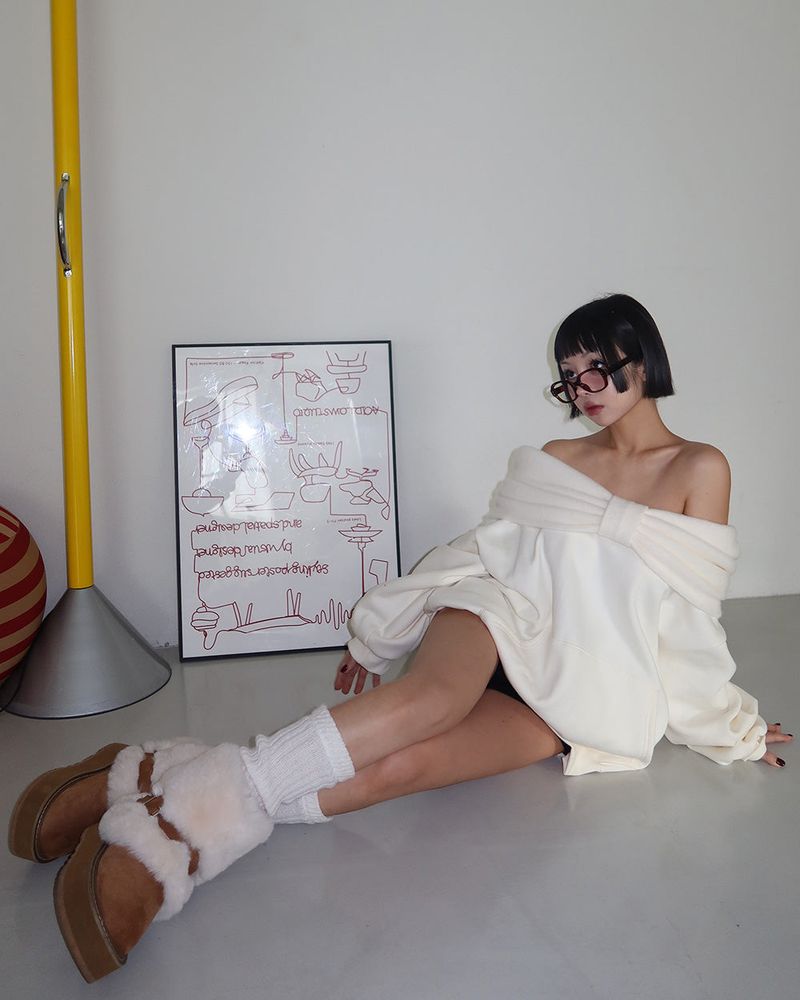 Delight-J（ディライトジェイ）の「Ribbon off-shoulder oversized fit sweatshirt（Tops）」