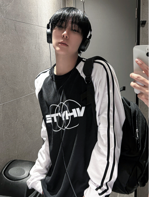 COSYHARU(コシハル)の「Farondie Velvet Track Raglan T-shirt(Tops)」