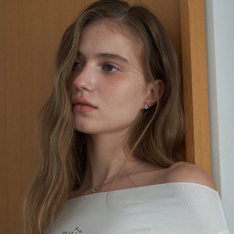 OVT-U（オーブイティーユー）の「Silver 925 Soft Glow Cabochon Earrings（Accessories）」