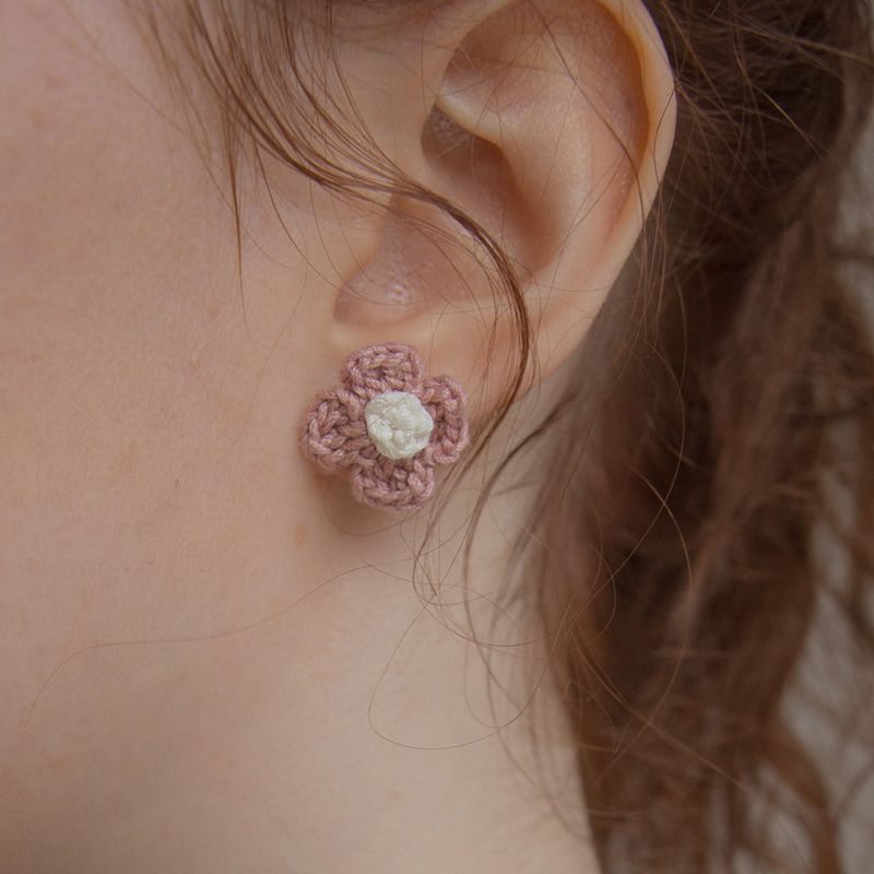 MerryMotive(メリーモチーブ)の「Vintage knit flower earring (Indi pink)(Accessories)」