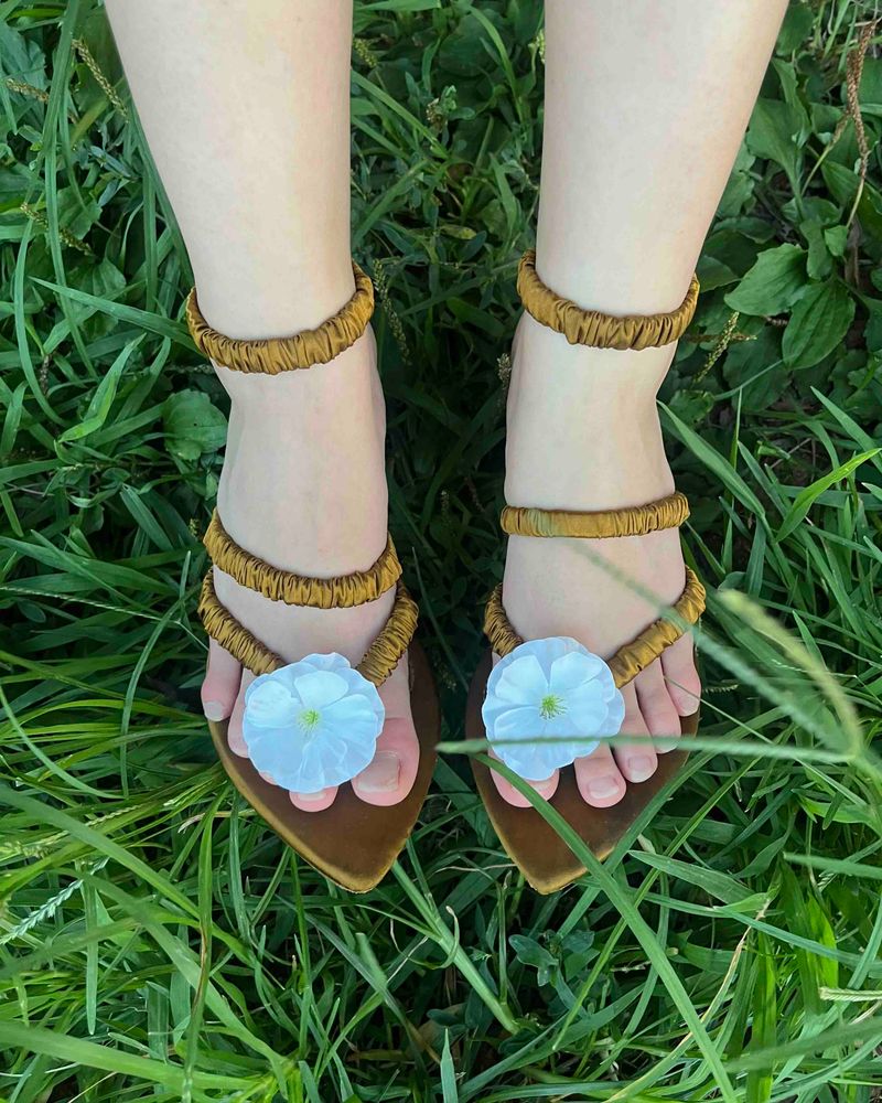 FAKE FLOWER SHOE CLIP_BUTTERFLY RUNNER