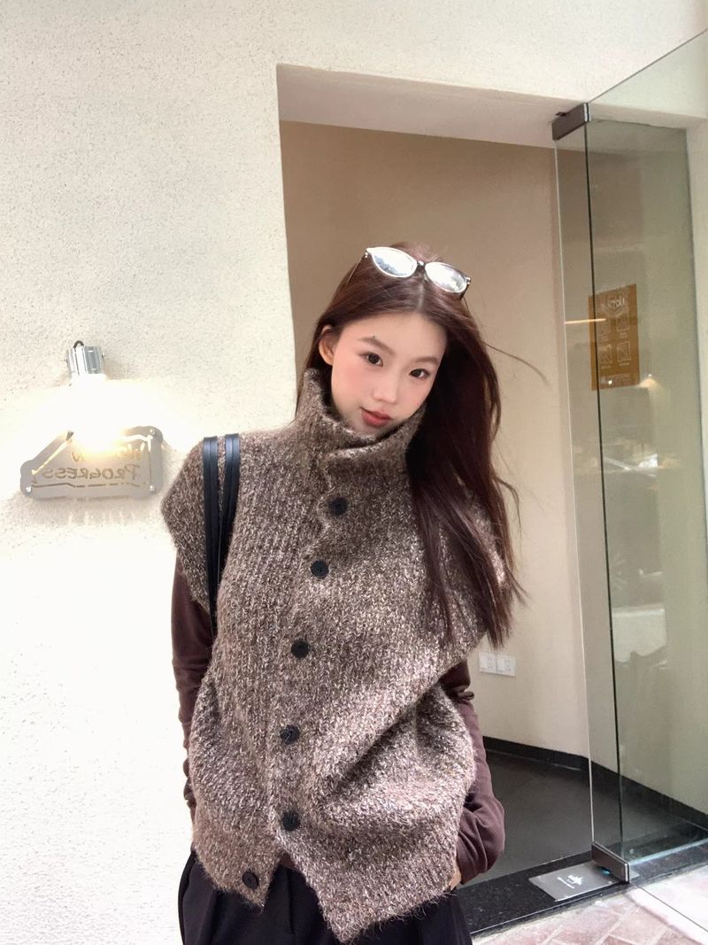 dereborujo（ドレボルゾー）の「Multicolor Turtleneck Knit Vest （Tops）」