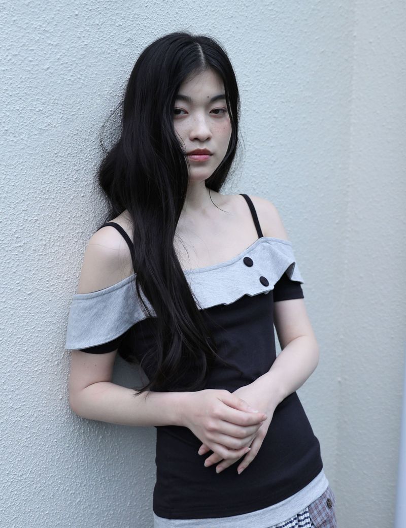 UGLYSHADOW（アグリーシャドウ）の「BUTTON CONTRAST OFF-SHOULDER(BLACK)（Tops）」