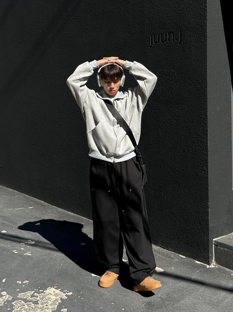 WET DOUBLE KNEE RIVET SWEAT PANTS