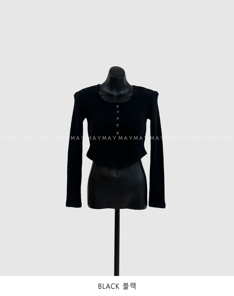 long-sleeved shirt with a U-neck