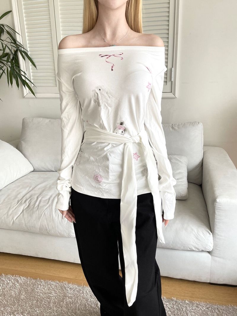 1451. Rabbit off-sholder strap T