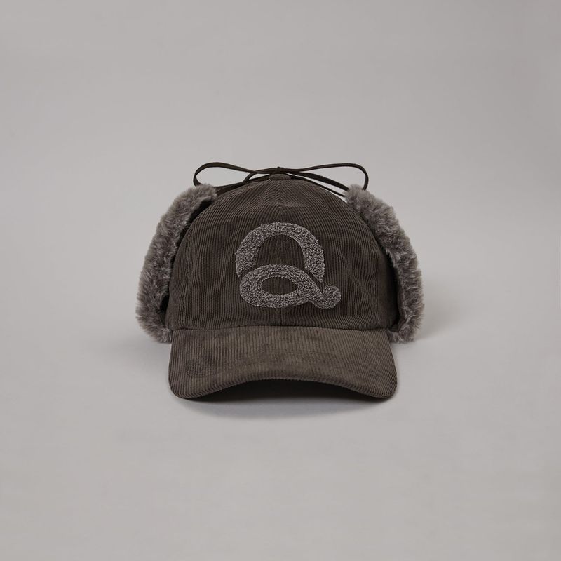 Q's（キューズ）の「Boucle Logo Corduroy Trooper Hat (Brown)（Hats）」