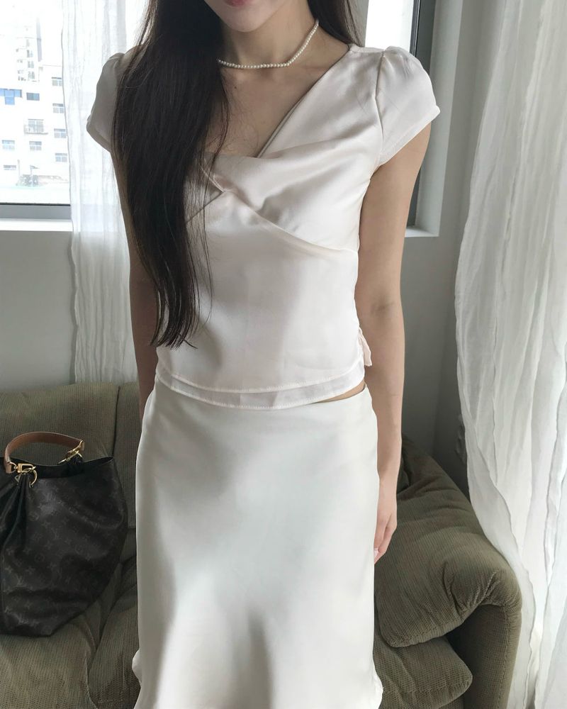 cloudemotion（クラウドエモーション）の「[ pearl guest look 🤍 ] royant pearl satin drape bl（Tops）」
