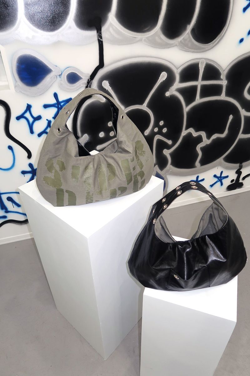 EYELET LEATHER BAG - BLACK