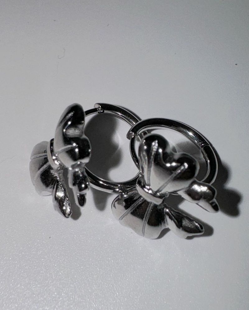 Silver ribbon one touch earring