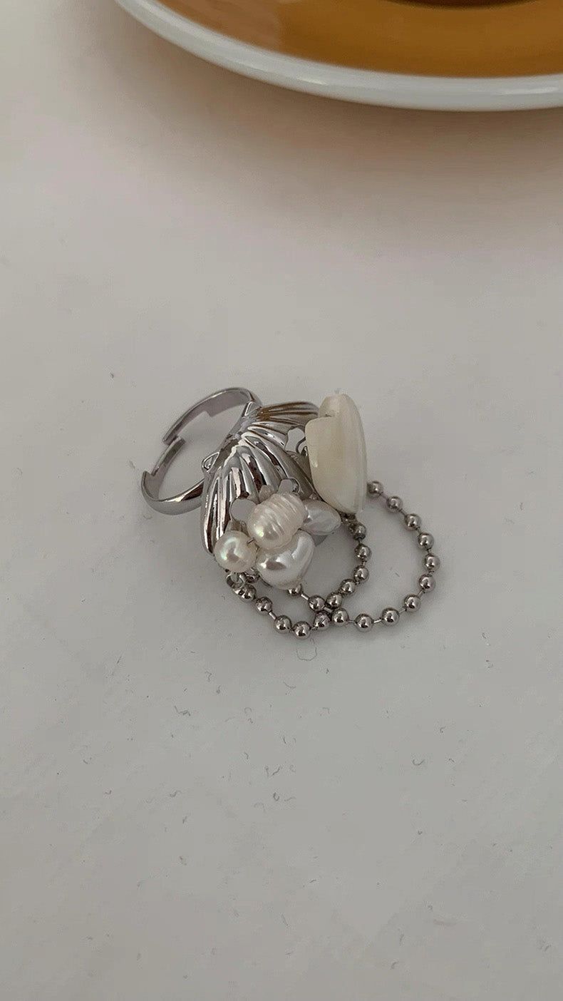 Nacre.pearl.heart silver shell ring