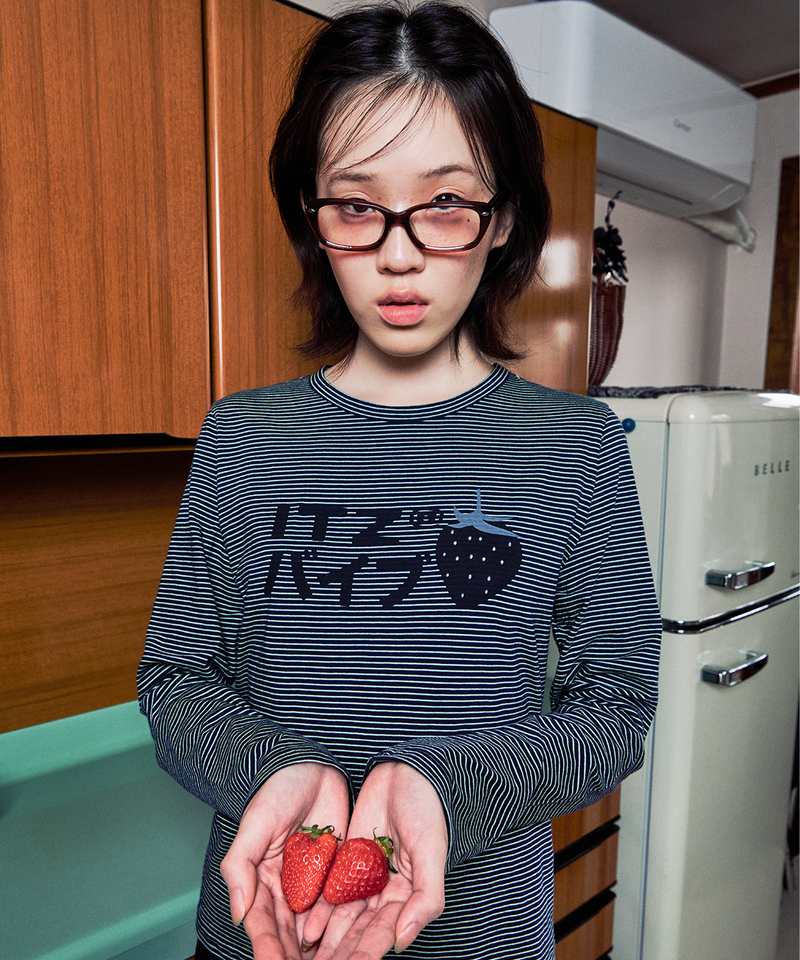ITZAVIBE(イッザバイブ)の「STRAWBERRY LOGO LONG SLIM SLEEVE(Tops)」