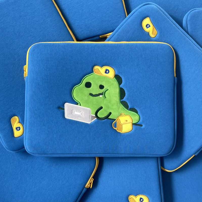moorugi（モールジ）の「リトルダイノラップトップポーチ（スマホグッズ/小物）」