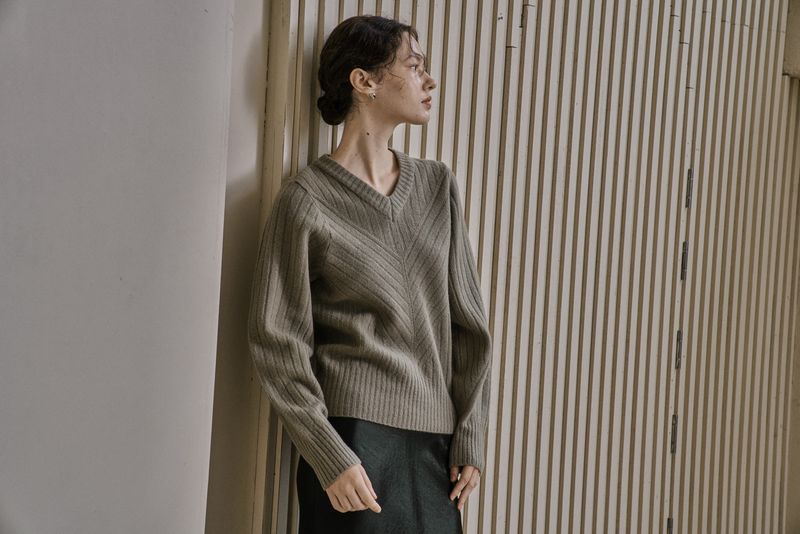 RIBBED V-KNIT TOP_L.GREEN
