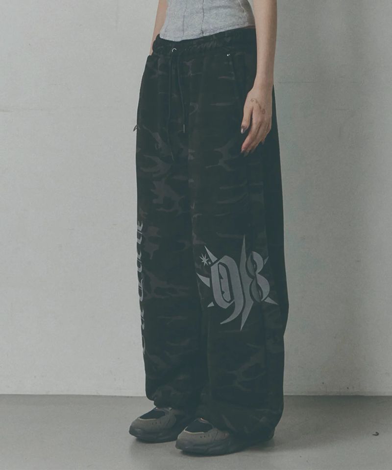 CAMO PRINT WIDE TRACK PANTS [BLACK]