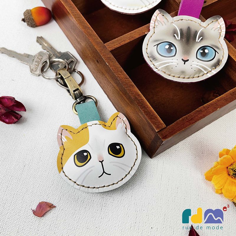 cat pendant Season  3