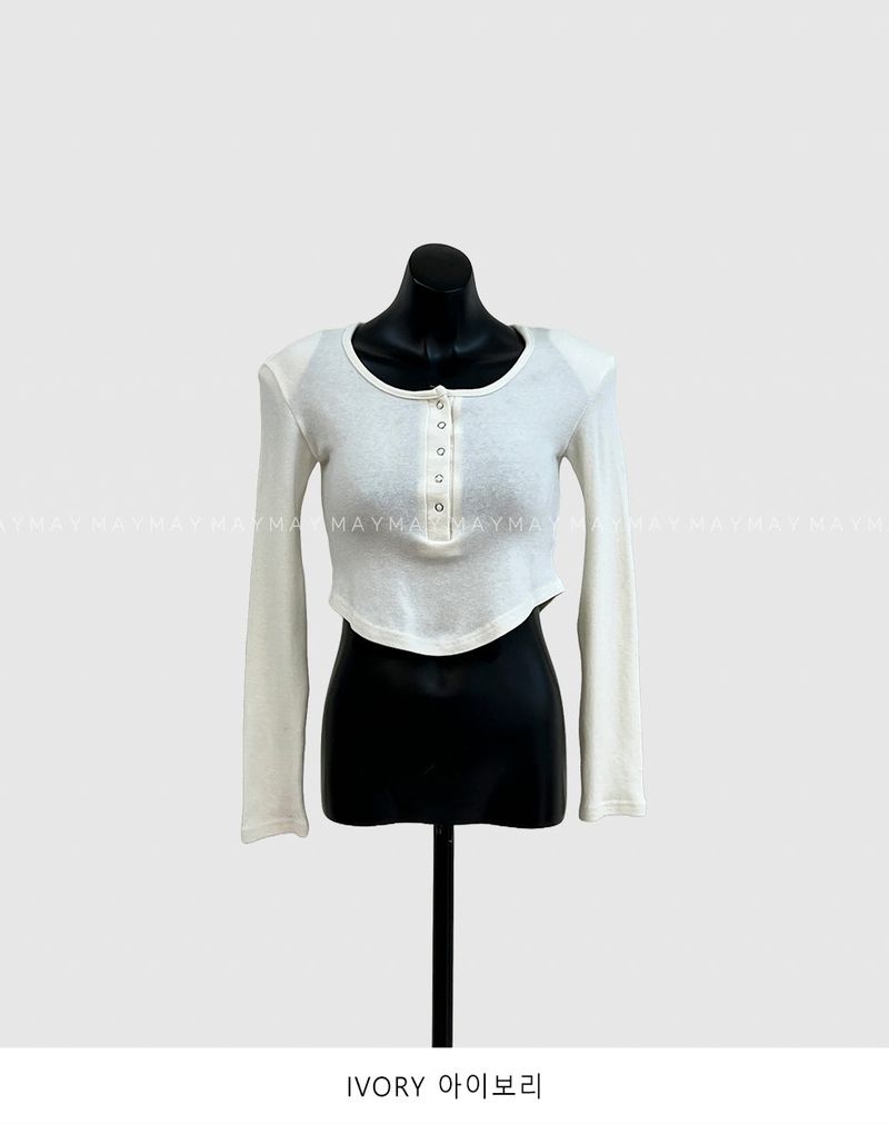 long-sleeved shirt with a U-neck