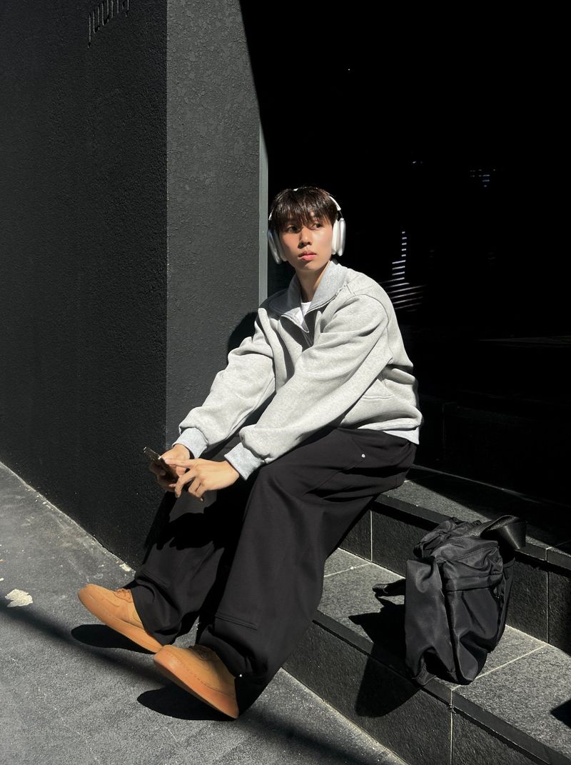 WET DOUBLE KNEE RIVET SWEAT PANTS