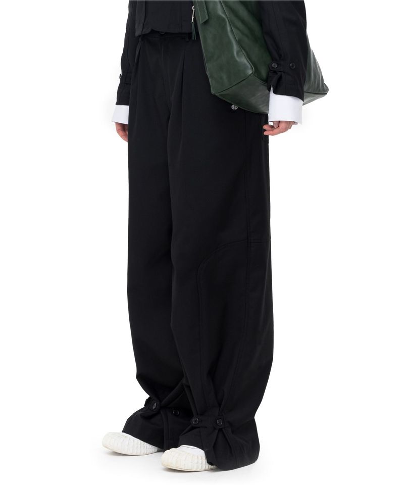 IUGAMAKARAS（イウガマカラス）の「Hem Button Trousers (Black)（Pants）」