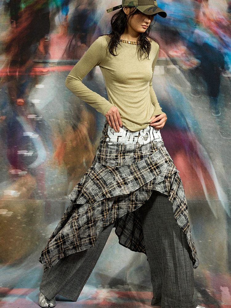 'out of rule'Irregular graffiti printed plaid skirt