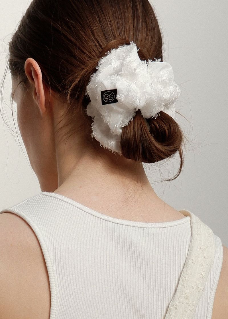 VOOR（ボル）の「レースフラワーシュシュ_White（ヘアアクセサリー）」