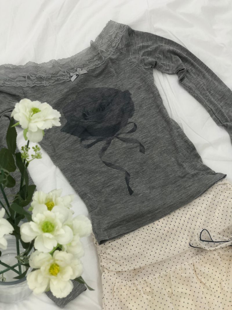 onthenextpage（オンザネクストページ）の「Lace Rose Gray Sleeve（Tops）」
