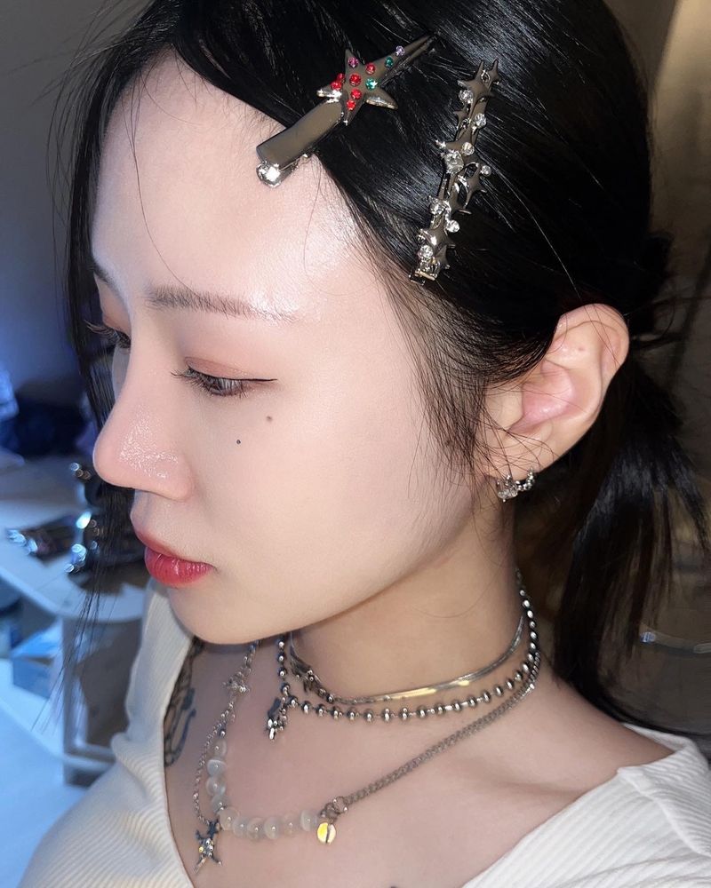 [Baby monster Chiquita/YENA] Silver white cubic star hairpin