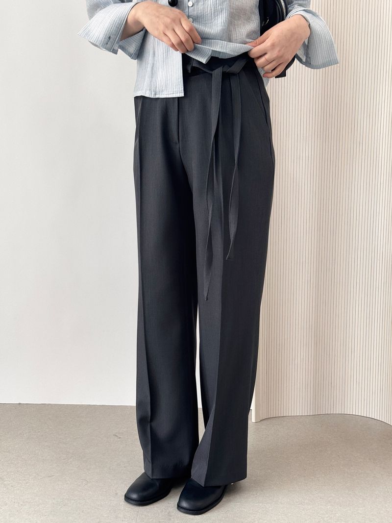 ROIA(ロイア)の「Lucen Strap Pintuck Semi-Wide Slacks Pants(Pants)」
