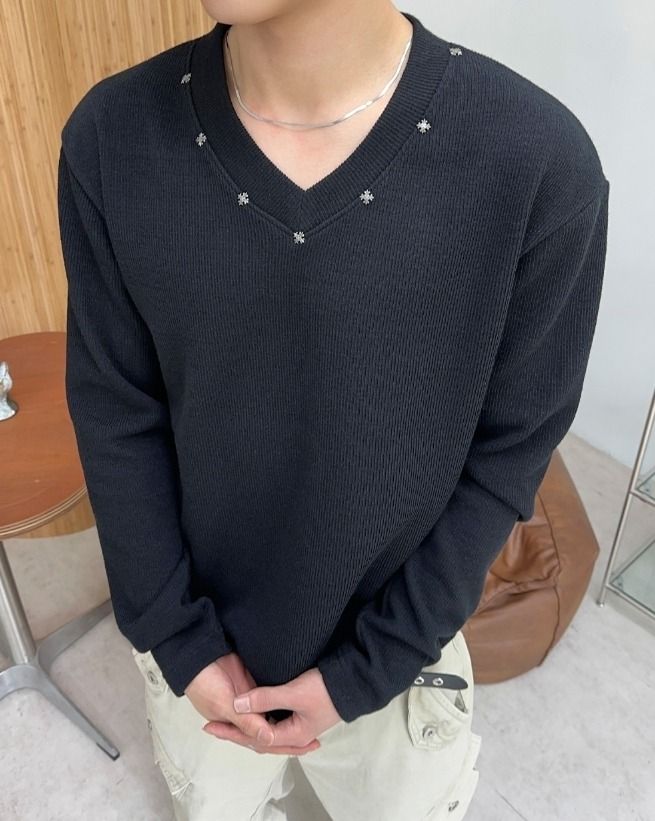 Cross Rivet V-neck Knit