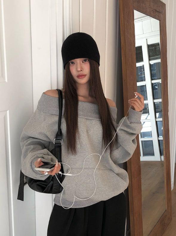 anyonemore（エニーワンモアー）の「Crab Brushed Off-Shoulder Sweatshirt（Tops）」