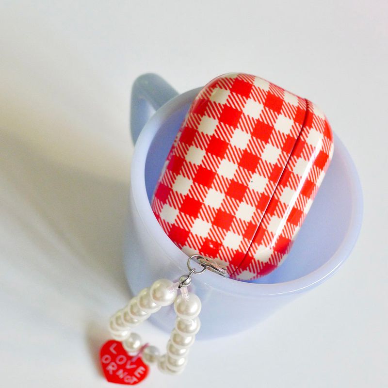 Love or not（ラブオアノット）の「[MADE]レッドチェック グロッシー Airpodケース（スマホグッズ/小物）」