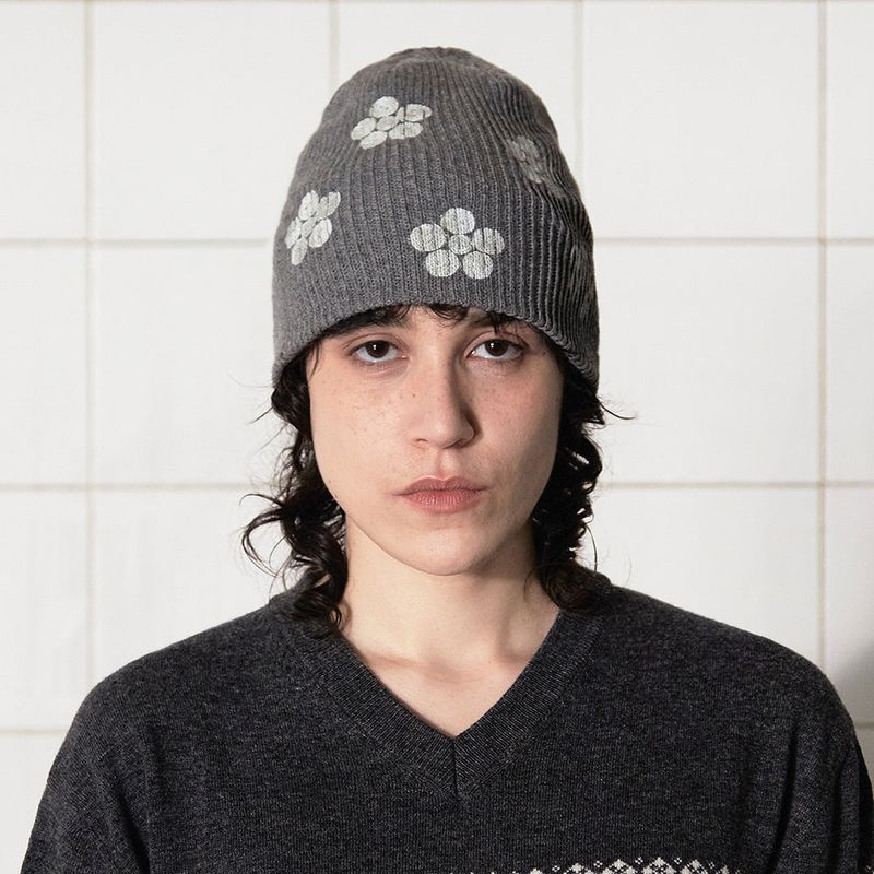 UNALLOYED（アナロイド）の「BUTTON FLOWER BEANIE / GREY（Hats）」