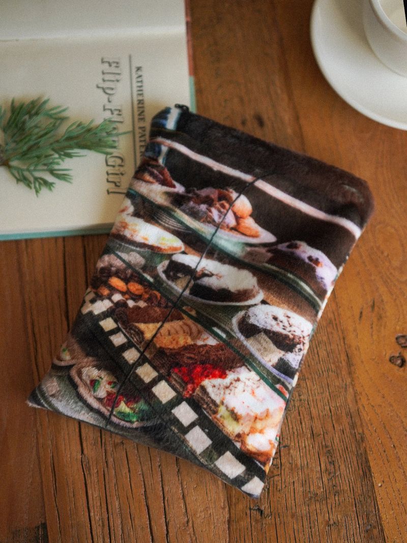 winter cake pouch