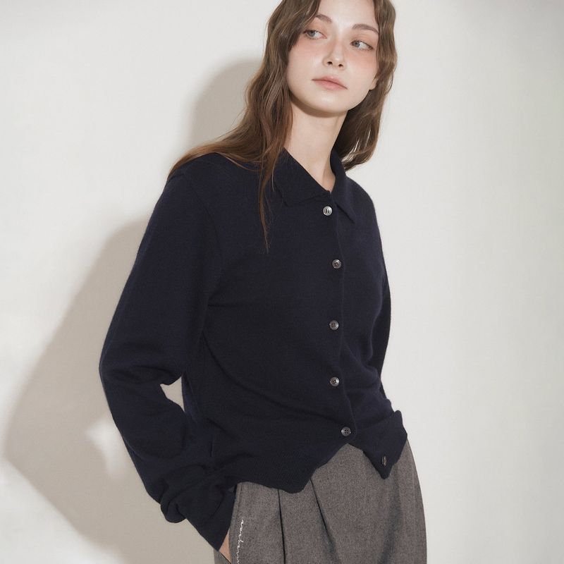 AWE BORN US（アボンアス）の「CASHMERE COLLARED CARDIGAN [NAVY]（Tops）」