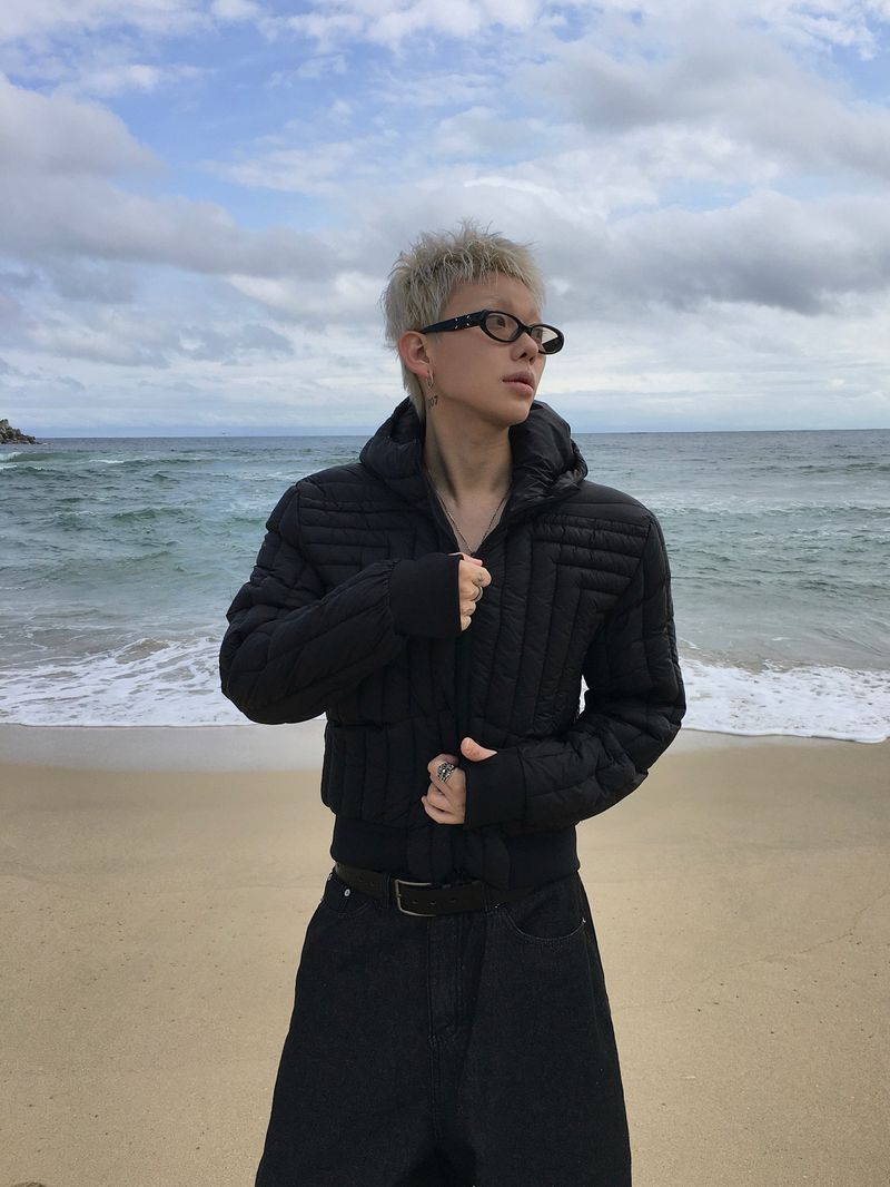 DISCERNMENT（ディサーンメント）の「Juno Crop Hooded Cut-Out Lightweight Padding 3C（Jackets/Outerwear）」