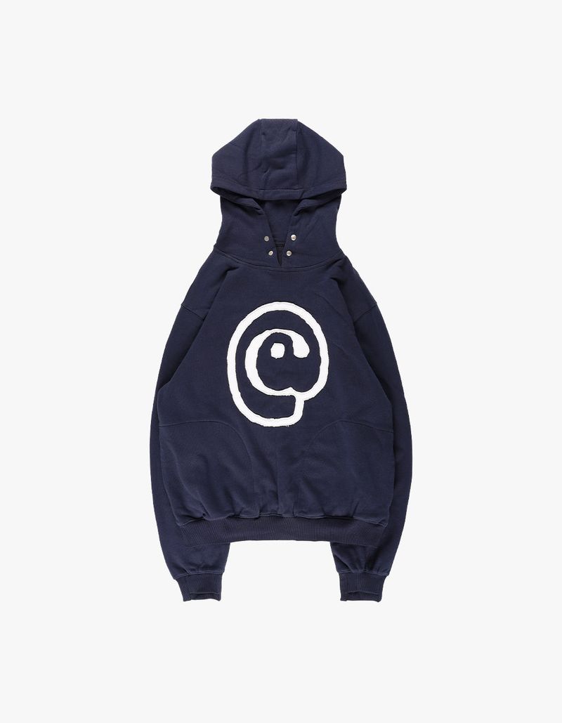 thewarld（ザワールド）の「AT SYMBOL APPLIQUE HOODIE NAVY（Tops）」