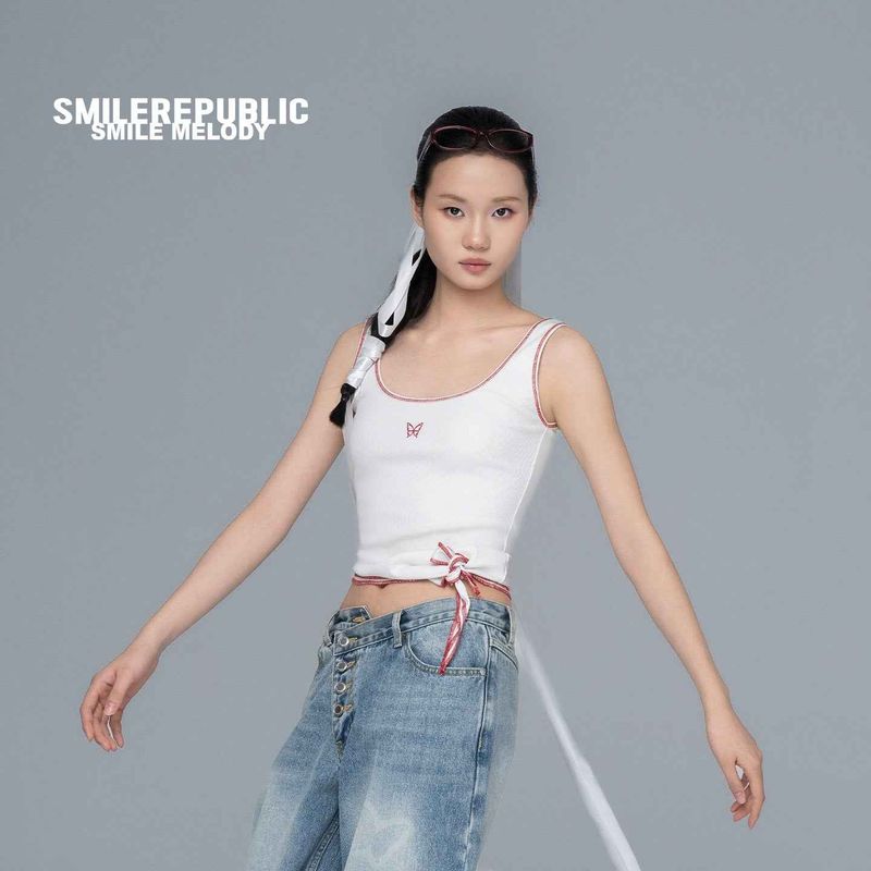SMILEREPUBLIC（スマイルリパブリック）の「ホワイト リブ コントラストステッチ アシンメトリー タイヘム タンクトップ バタフライ刺繍（トップス）」